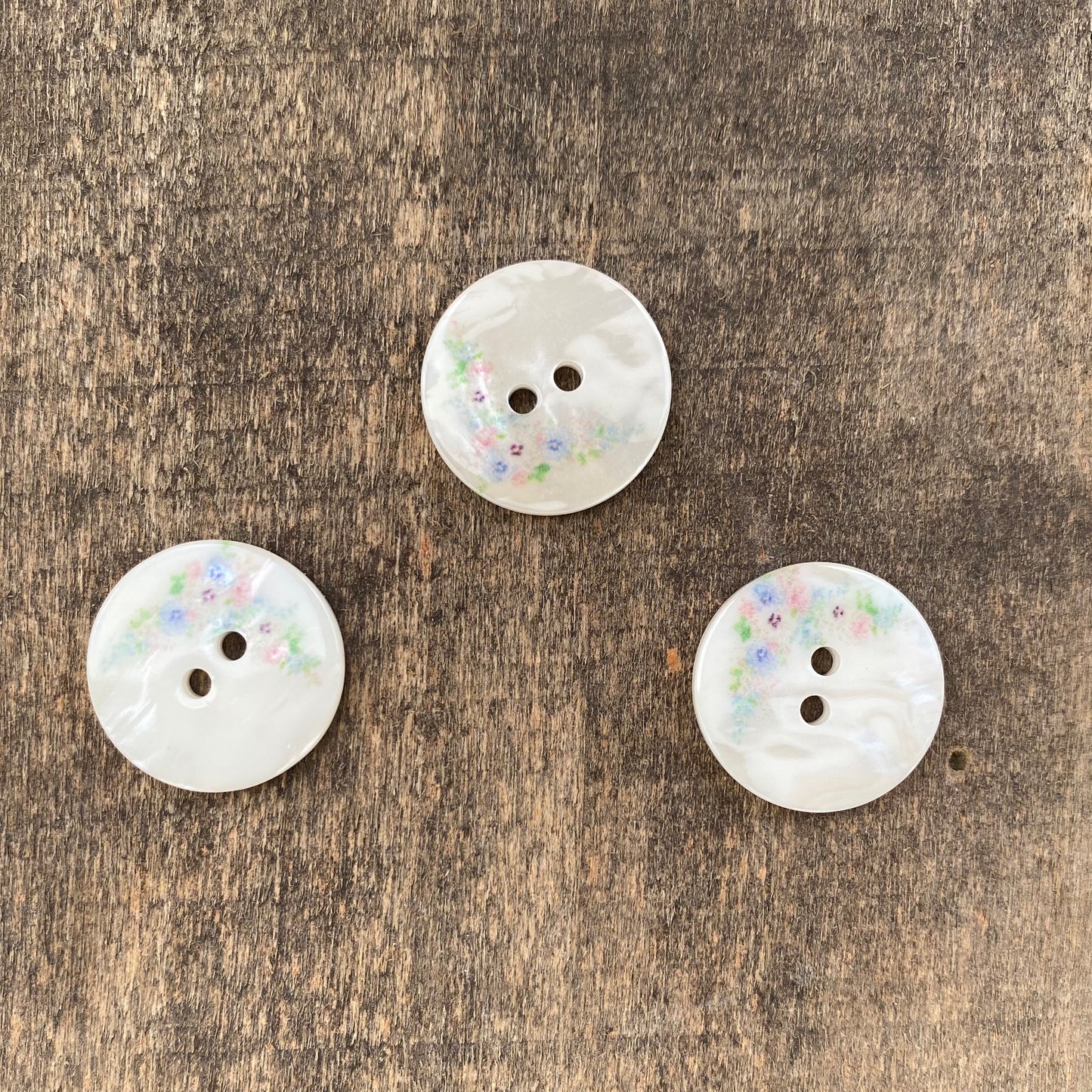 Knap - Perlemor-look m/blomst 20 mm
