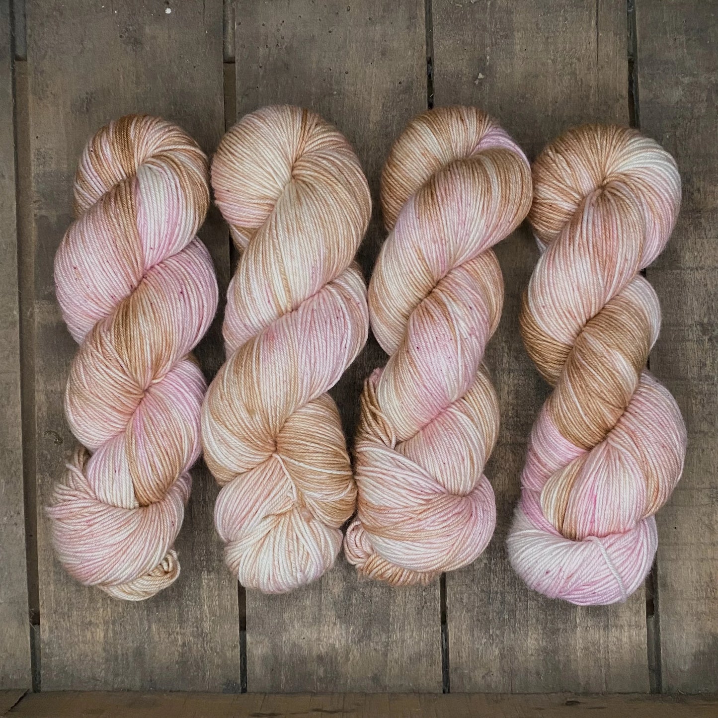 By Livini - Håndfarvet 80% Merino extrafine 20% Polyamid (Superwash)